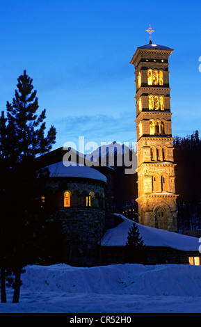 Schweiz, Graubünden, Sankt Moritz, römisch-katholische Kirche von St. Moritz Bad am Abend Stockfoto