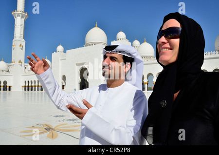 Lokale Mann geben verschleierte Touristen einen Überblick über die Sheikh-Zayed-Moschee, Abu Dhabi, Vereinigte Arabische Emirate, Arabische Halbinsel, Asien Stockfoto