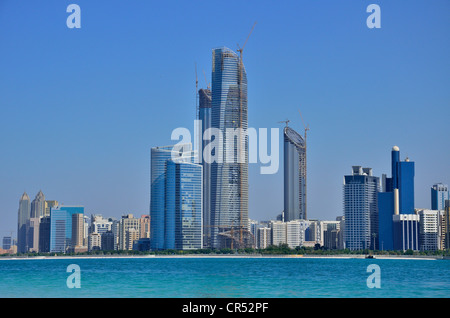 Blick auf die Skyline von Abu Dhabi aus Heritage Village, Abu Dhabi, Vereinigte Arabische Emirate, Arabische Halbinsel, Asien Stockfoto