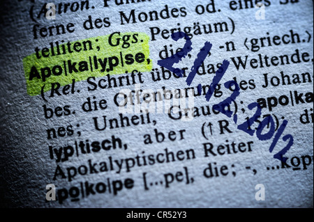 Das Wort Apokalypse in einem Wörterbuch und das Datum 21.12.2012, symbolisches Bild für den Tag des jüngsten Gerichts Prophezeiung 2012 hervorgehoben Stockfoto