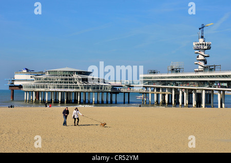 Pier mit einem Bungee-Turm an einem Strand an der Nordsee, Scheveningen, Holland, Niederlande, Europa Stockfoto