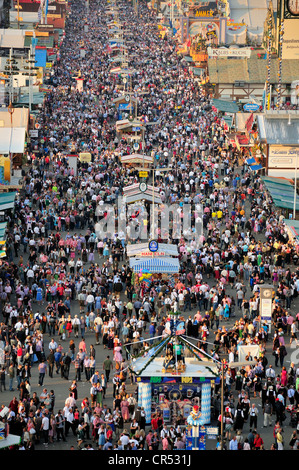 Menschenmassen in der Bierstrasse, Bier Straße, Oktoberfest, München, Bayern, Deutschland, Europa Stockfoto