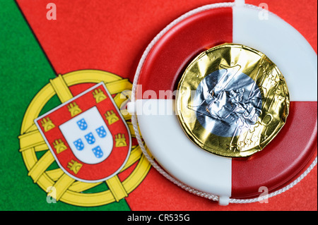 Hergestellt aus zerknüllter Folie auf ein Rettungsring und der portugiesischen Flagge, symbolisches Bild, portugiesische Schuldenkrise-Euro-Münze Stockfoto