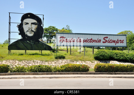 Revolutionäre Propaganda, "Hasta la Victoria Siempre", Spanisch für "immer vorwärts zum Sieg" mit Porträt von Ernesto "Che" Stockfoto