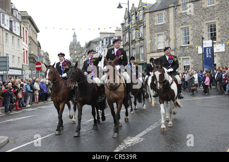 Selkirk Fahrer mitmachen die Prozession durch die Stadt während Hawick Common-Reiten in der Grenzstadt, Schottland Stockfoto