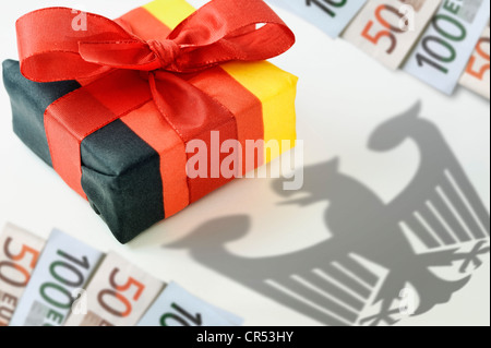 Heute in den deutschen Nationalfarben, Euro-Banknoten, symbolisches Bild für Steuersenkungen, Steuer Geschenk verpackt