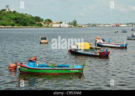 Angelboote/Fischerboote auf dem Vorplatz des Malecon in Havanna, Kuba, Karibik Stockfoto