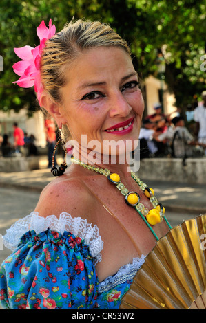 Kubanische Frau trägt einen Tracht in Alt-Havanna, Habana Vieja, Havanna, Kuba, Karibik Stockfoto