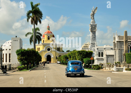 Oldtimer fahren vor einer Kapelle auf Doppelpunkt Friedhof Cementerio Cristóbal Colón, benannt nach Christopher Columbus, Havanna Stockfoto