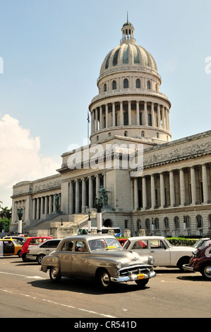 Oldtimer vor El Capitolio oder National Capitol Building, Heimat der kubanische Akademie der Wissenschaften, Havanna, Kuba Stockfoto