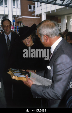 Beatrix, * 31.1.1938, Königin der Niederlande 30.4.1980 - 30.4.2013, Staatsbesuch in Westdeutschland, erhält ein Geschenk von Oberbürgermeister Erich Kiesl, Kulturzentrum Am Gasteig, München, 3.3.1982, Stockfoto