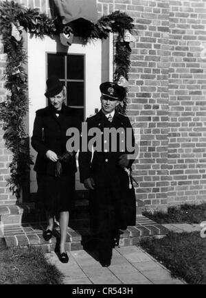 Prien, Guenther, 16.1.1908 - 7.3.1941, deutscher Marineoffizier, mit seiner Frau Ingeborg vor seinem Haus in Kiel, Ende 1939, Stockfoto