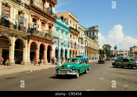 Oldtimer vor Gebäuden mit bunten Fassaden, Habana Vieja, Alt-Havanna, Havanna, Kuba, Karibik Stockfoto