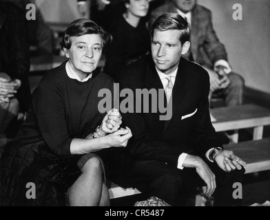 Beinhorn, Elly, 30.5.1907 - 28.11.2007, deutsche Pilotin, halbe Länge, mit ihrem Sohn Bernd Rosemeyer Junior, in einer TV-Show, 13.12.1963, Stockfoto