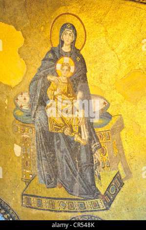 Wandmalerei von Maria mit ihrem Kind in einer Seite Kuppel der Hagia Sophia, Istanbul, Türkei, Europa Stockfoto