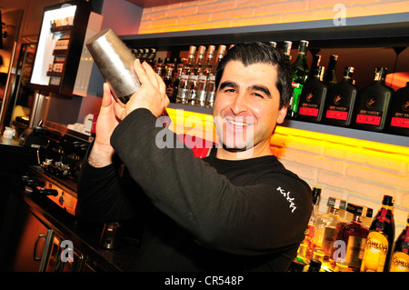 Barkeeper in Mittelpunkt Nachtclub in den trendigen Stadtteil Sisli in Istanbul, Türkei, Europa Stockfoto