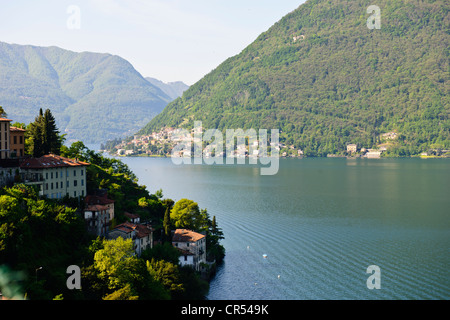 Cernobbio, Urio, Blick von der Ostseite des Sees & Dorf von Torno klammerte sich an die steilen Seiten Berge am Ufer des Comer See. Stockfoto