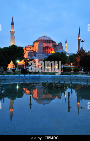 Hagia Sophia oder St. Sophia, einst eine byzantinische Kirche, später eine Moschee und heute ein Museum, in dem letzten Licht des Tages, Istanbul Stockfoto