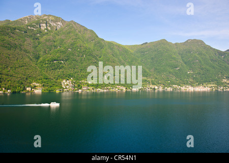 Cernobbio, Urio, Blick von der Ostseite des Sees & Dorf von Torno klammerte sich an die steilen Seiten Berge am Ufer des Comer See. Stockfoto