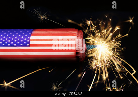 Dynamit-Stick mit einer Fahne von U.S.A. mit einer brennenden Sicherung, symbolisches Bild der Verschuldung der USA Stockfoto