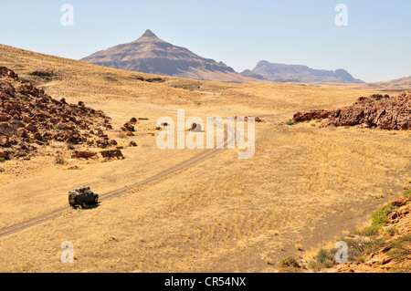 Safari-Fahrzeug in den Mik-Bergen, Damaraland, Namibia, Afrika Stockfoto