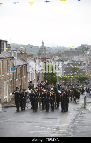 Cornet und Unterstützer folgen hinter Trommel & Fife-Band um das Moor in Hawick Common-Reiten in der Grenzstadt, Schottland Stockfoto