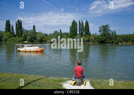 Frankreich, Seine et Marne, Bois le Roi, Kinder beobachten einer Yacht am Seineufer Stockfoto