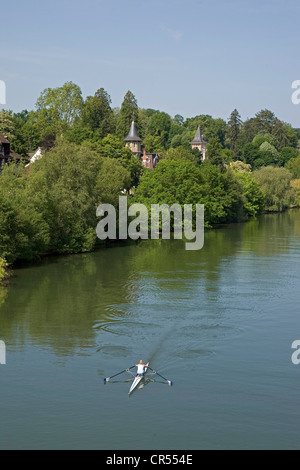 Frankreich, Seine et Marne, Bois le Roi, Rudern am Seineufer gegenüber 1900 Quai De La Ruelle Häuser Stockfoto