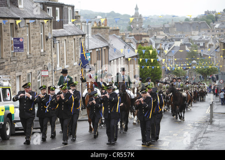 Cornet und Unterstützer folgen hinter Trommel & Fife-Band um das Moor in Hawick Common-Reiten in der Grenzstadt, Schottland Stockfoto