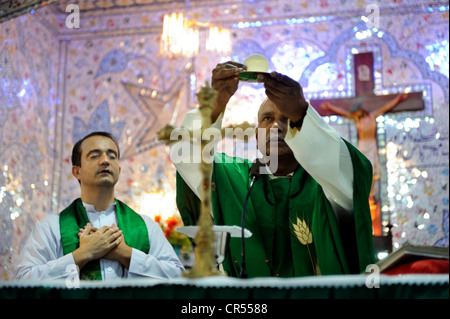 Masse, während der Einweihung, in der Pfarrkirche St. Johannes, christliche Gemeinschaft von Youhanabad, Pakistan, Asien Stockfoto