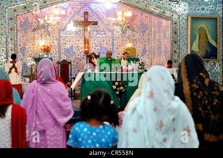 Messe in der Pfarrkirche St. Johannes, christliche Gemeinde von Youhanabad, Lahore, Punjab, Pakistan, Asien Stockfoto