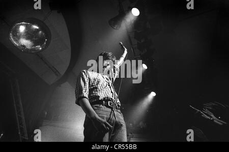 Lead-Sänger Damon Albarn mit Blur live bei der Veranstaltung in Brighton. 23. Mai 1994. Bild von James Boardman. Stockfoto