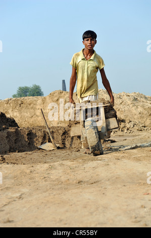 Kind Arbeit, 14 jährige junge arbeitet in einer Ziegelei, Mitglied der christlichen Minderheit, die besonders stark betroffen ist Stockfoto