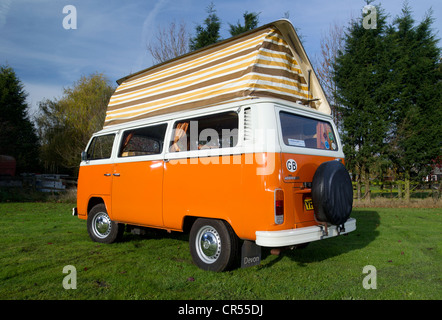 Erker VW Volkswagen Wohnmobil, Mikro-Bus mit pop Top Dach oben Stockfoto