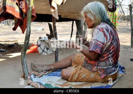 Indigene Frau, 71 Jahre, vom Stamm Wichi-Indianer, basteln eine Tasche aus den Fasern des Chaguar Bromelie (Bromelia Stockfoto