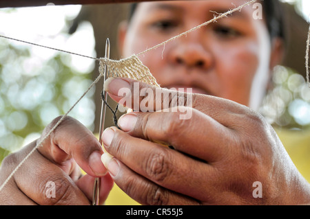 Indigene Frau vom Stamm Wichi-Indianer, die Kunsthandwerk aus den Fasern des Chaguar Bromelie (Bromelia erstellen Stockfoto
