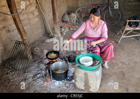 Indigene Frau aus dem Wichi-Indianer-Stamm, 31 Jahre, Kochen in einer einfachen Küche am Kamin, La Curvita, Gran Chaco Stockfoto