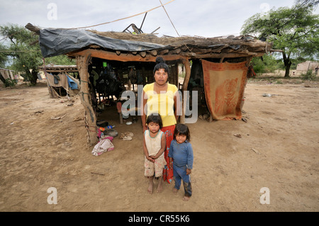 Indigene Kinder vom Stamm Wichi-Indianer vor eine einfache Hütte gefertigt aus Holz und Lehm, La Curvita, Gran Chaco, Stockfoto