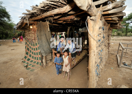 Indigene Kinder vom Stamm Wichi-Indianer in einer einfachen Hütte aus Holz und Lehm, La Curvita, Gran Chaco, Argentinien Stockfoto