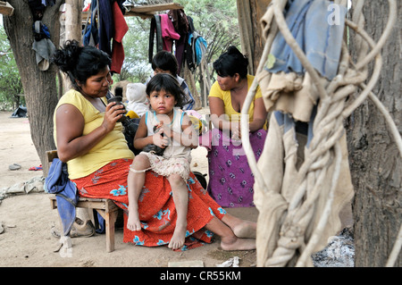 Indigene Frauen und Kinder aus der Wichi-Indianer-Stamm, La Curvita, Gran Chaco, Salta, Argentinien, Südamerika Stockfoto