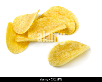 Kleine Haufen von Kartoffel-Chips auf weißem Hintergrund Stockfoto