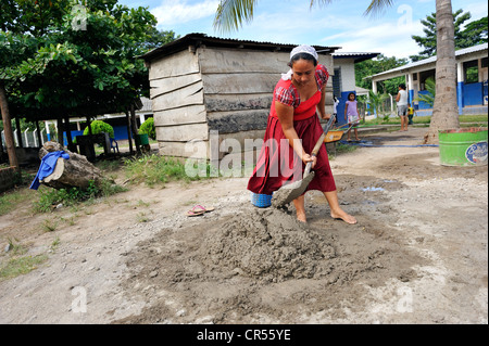 Junge Frau ist Beton auf der Baustelle, Las Mesitas, Jiquilisco, El Salvador, Mittelamerika, Lateinamerika mischen. Stockfoto