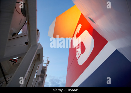 Trichter und das Logo der Stena Line schnell moderne Fähre im Morgengrauen in Cairnryan Hafen Schottland, Vereinigtes Königreich Stockfoto