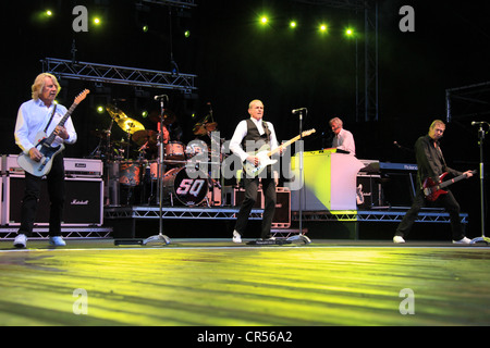 Rick Parfitt, auf der linken Seite, und Francis Rossi in der Mitte, mit ihrer Band Status Quo, Freilichtbuehne Junge Garde Stockfoto