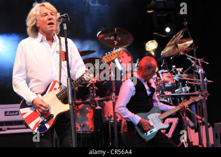 Rick Parfitt, auf der linken Seite, und Francis Rossi mit ihrer Band Status Quo, Freilichtbuehne Junge Garde Freilichtbühne Stockfoto