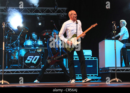 Francis Rossi, im Vordergrund, mit seiner Band Status Quo, Freilichtbuehne Junge Garde Freilichtbühne, Dresden Stockfoto