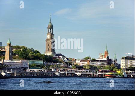 Blick auf die Promenade und St. Michaeliskirche, Michel, gesehen aus dem Becken des Hamburger Hafens Stockfoto