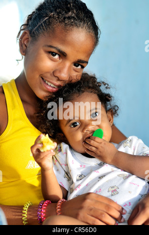 Junges Mädchen mit einem Baby, Slum Viertel Favela Morro da Formiga, Bezirk Tijuca, Rio De Janeiro, Brasilien, Südamerika Stockfoto