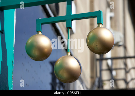 drei goldenen Kugeln Pfandleiher Symbol außerhalb einer Pfandleihe im Vereinigten Königreich Stockfoto