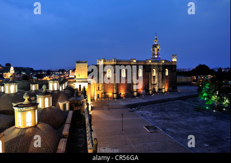 Dach und die Kirche des Klosters Convento de San Gabriel, San Pedro Cholula, Puebla, Mexiko, Lateinamerika, Nordamerika Stockfoto